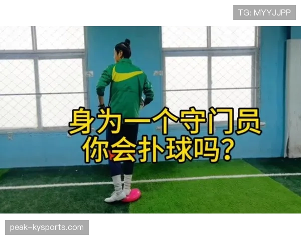 门将二次触球为何会被判罚？规则细节全解析